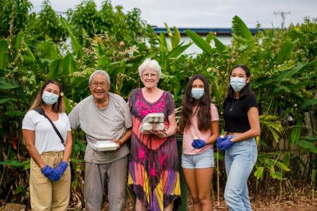 As part of the Kūpuna Collective, Hawaii students deliver meals during Covid