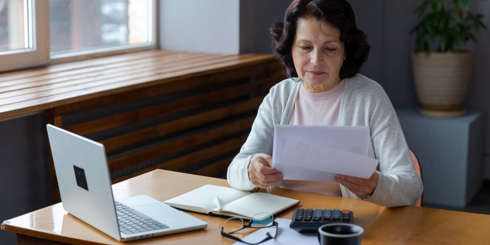 older_woman_paying_bill
