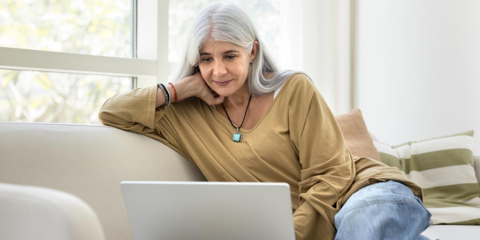 holloway_photo_woman_engaging_online_